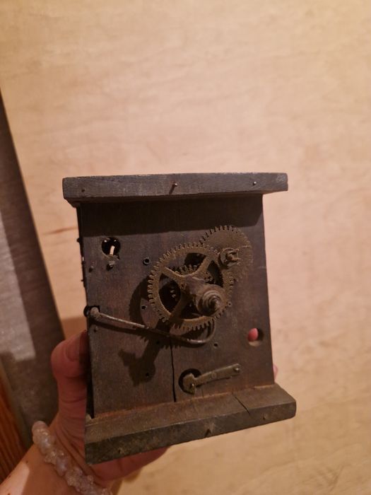 Pięć mechanizmów do zegarów typu Schwarzwald