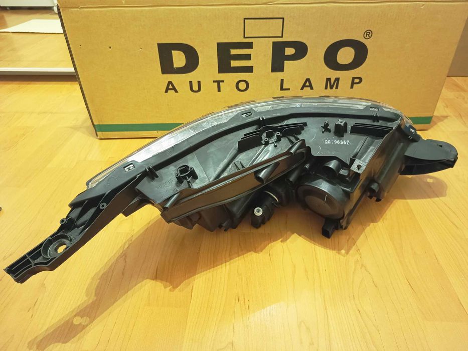 NOVA Ótica/Farol esquerda Peugeot 2008 COM Motor