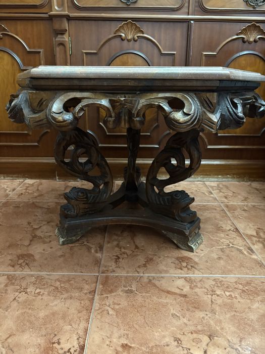 Mesa de centro com tampo em mámore