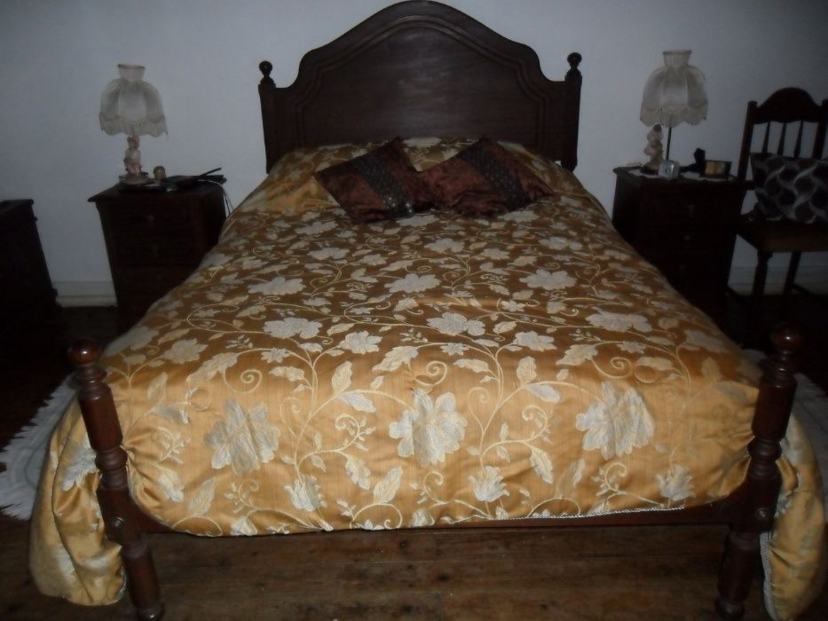 Cadeiras aveludadas  + estrado e colchão /Urgente!