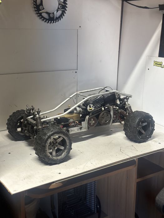 Машинка Rc 1/6 ( на пульті керування  )двс , багги 4х4 traxxes