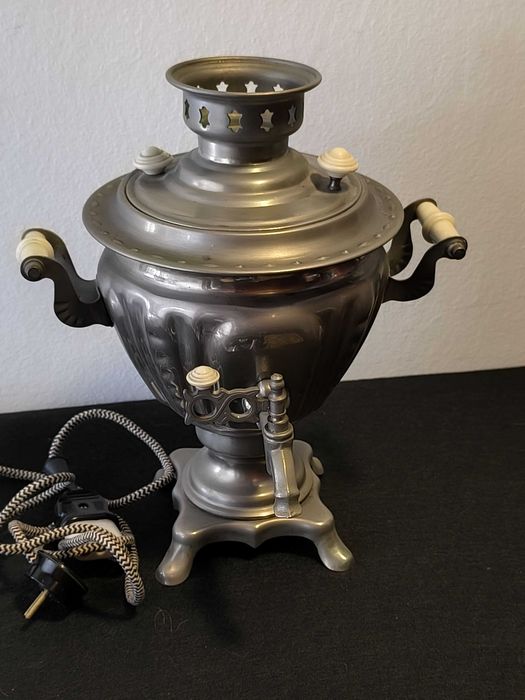 Antigo Samovar soviético/russo em metal.