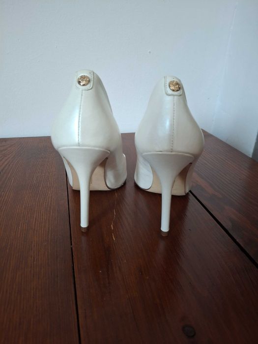 Szpilki perłowe Guess 37