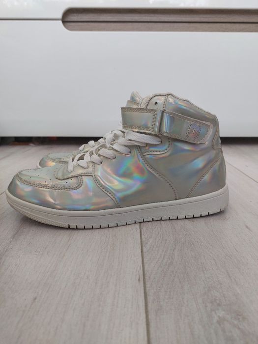 Holograficzne srebrne sneakersy Cropp 38