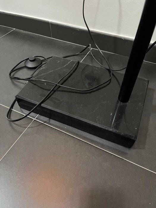 Candeeiro de pé com base em mármore