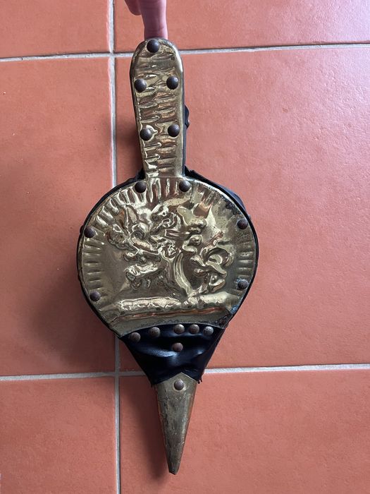 Fole de madeira e latão, soprador de brasas.