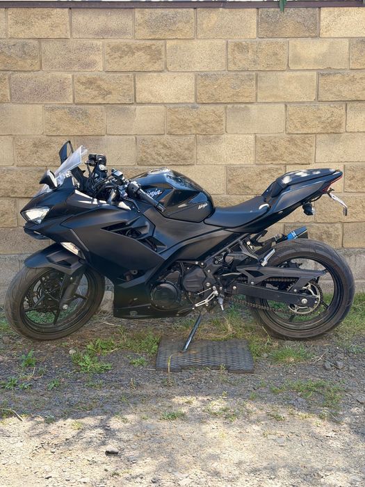 Kawasaki ninja чорний нова гума michelin