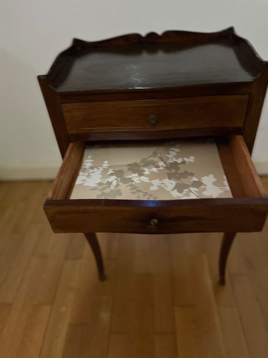 Mesa de cabeceira com gavetas