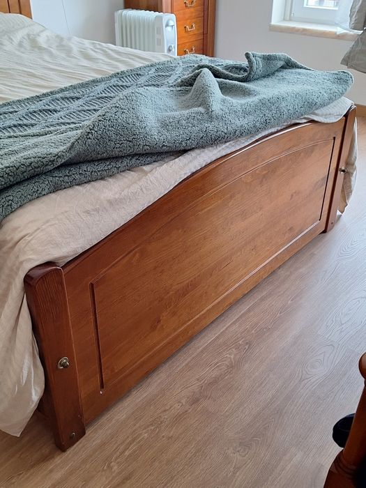 Cama de casal, mesa de cabeceira e camiseiro