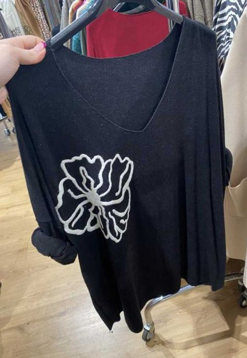 Włoski sweterek z kwiatkiem r. XL