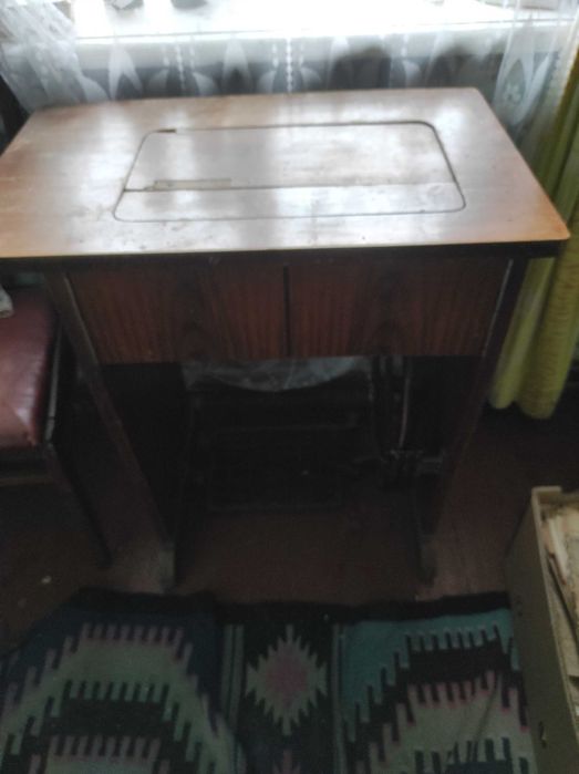 Продам ножну швейну машинку