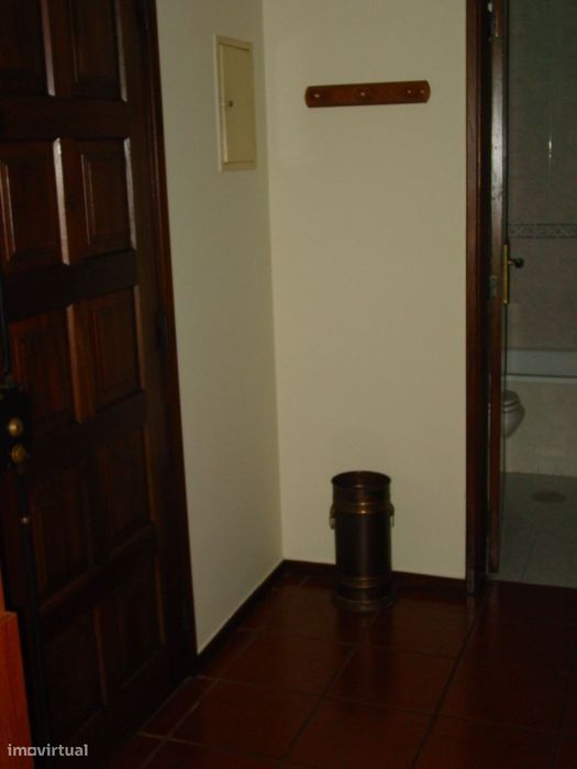 Arrenda-se T2 equipado e parcialmente mobilado na Rua do Brasil