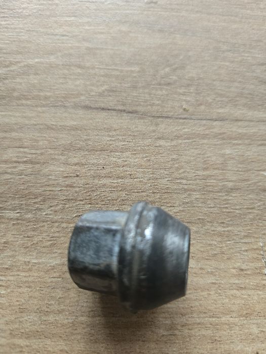 Продам  гайки колесные на Форд