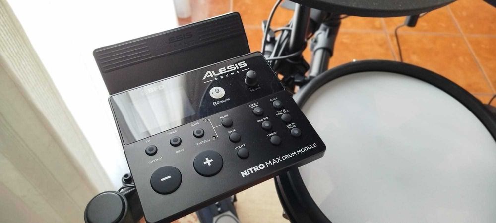 Bateria Eletrónica Alesis Nitro Max Kit (COMO NOVA)