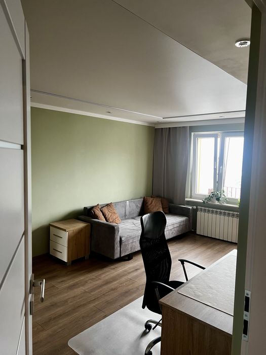 Duży pokój z balkonem i klimatyzacją na wynajem