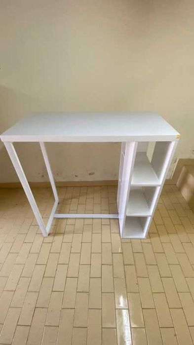 Secretária IKEA Branca com Prateleiras – Estado Impecável
