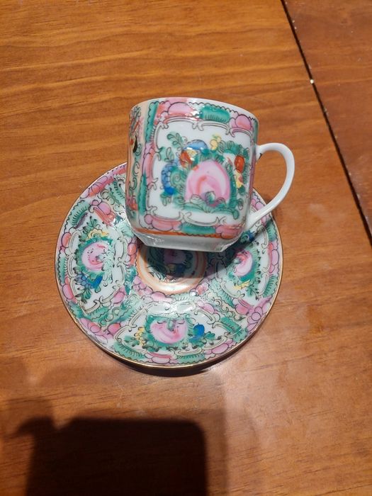 chávena de café e um pires antigos em porcelana chinesa