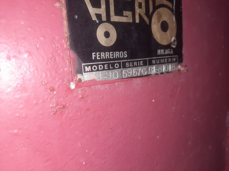 Malhadeira de milho, em muito bom estado.