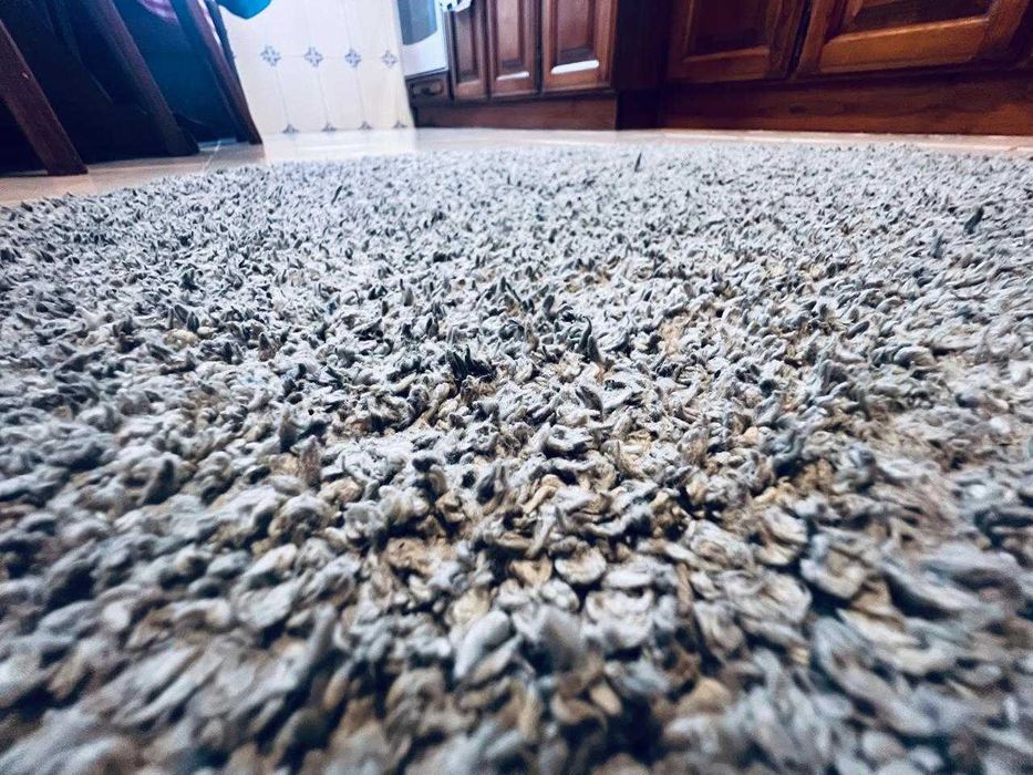 Tapete redondo 70cm, macio e confortável, em bom estado, ideal para quarto ou casa de banho.