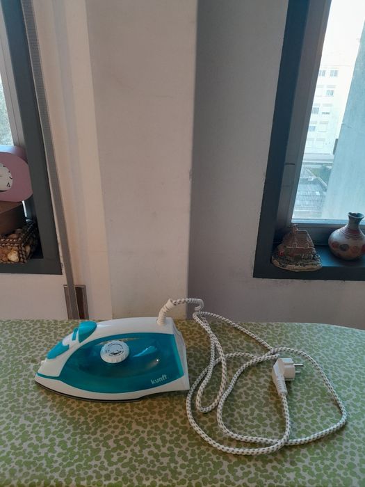 Vendo Ferro de Engomar KUNFT muito bonito como novo