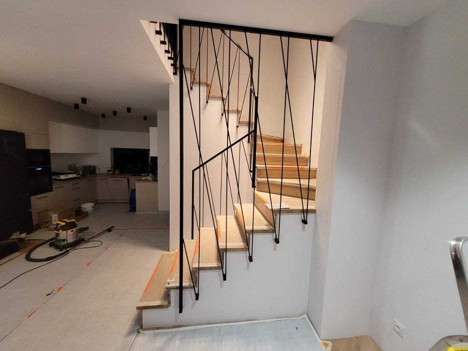 Barierka schodowa wewnętrzna industrialna metalowa spawana balustrada