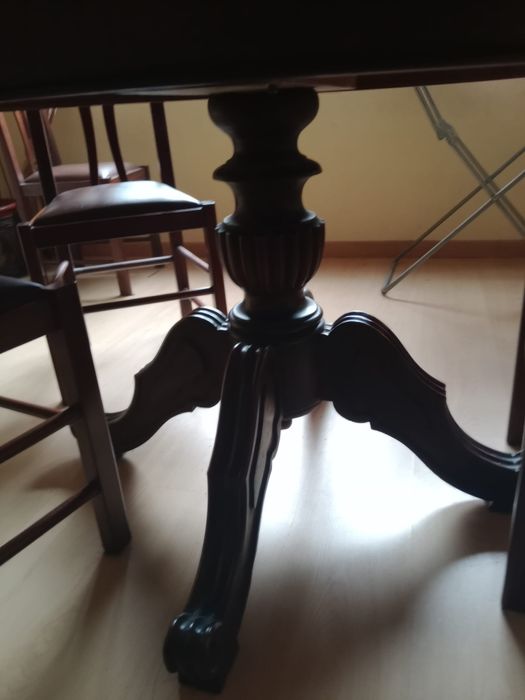 Mesa antiga com cadeiras