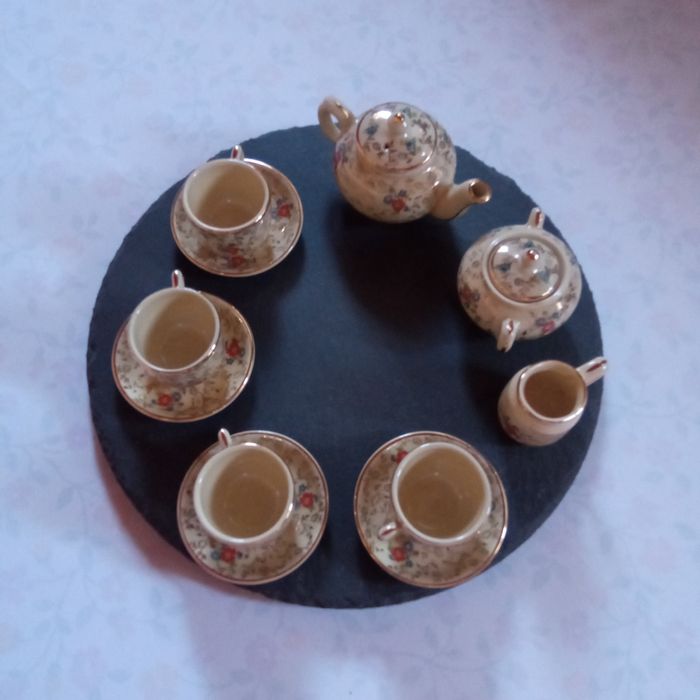 Conjunto de serviço de café  e conjunto de serviço  de jantar com 22 peças , ambos em porcelana,para brincar