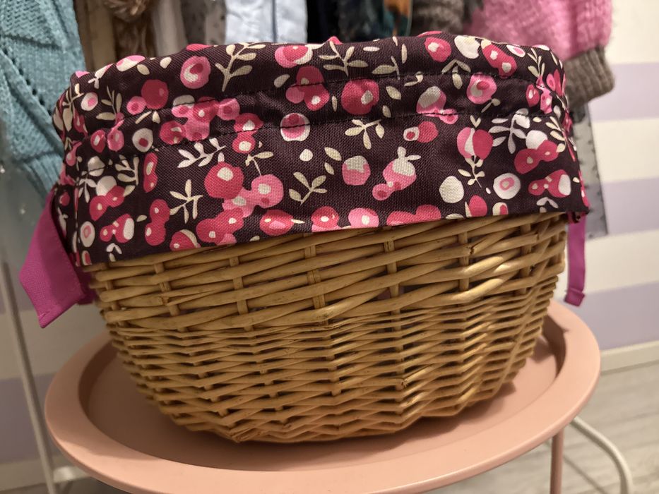 Koszyk wiklinowy na rower wypełnieniem