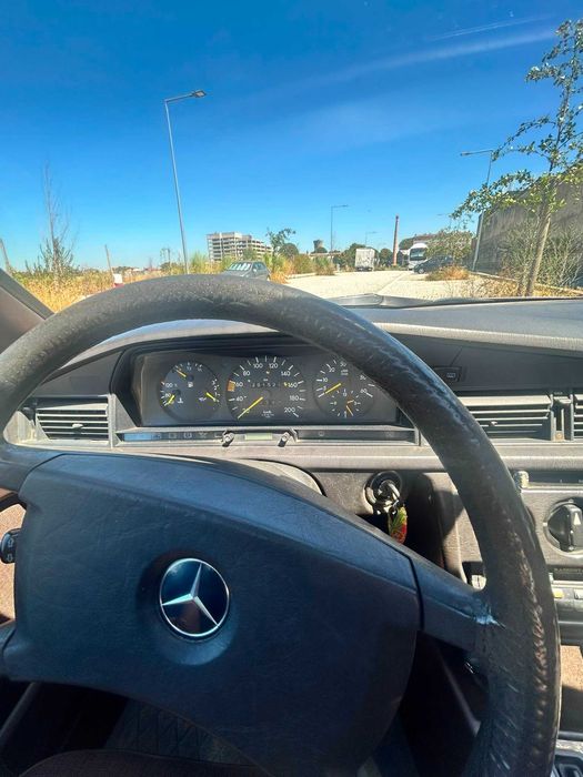 Mercedes-Benz 190D 2.5 W201 com teto de abrir elétrico