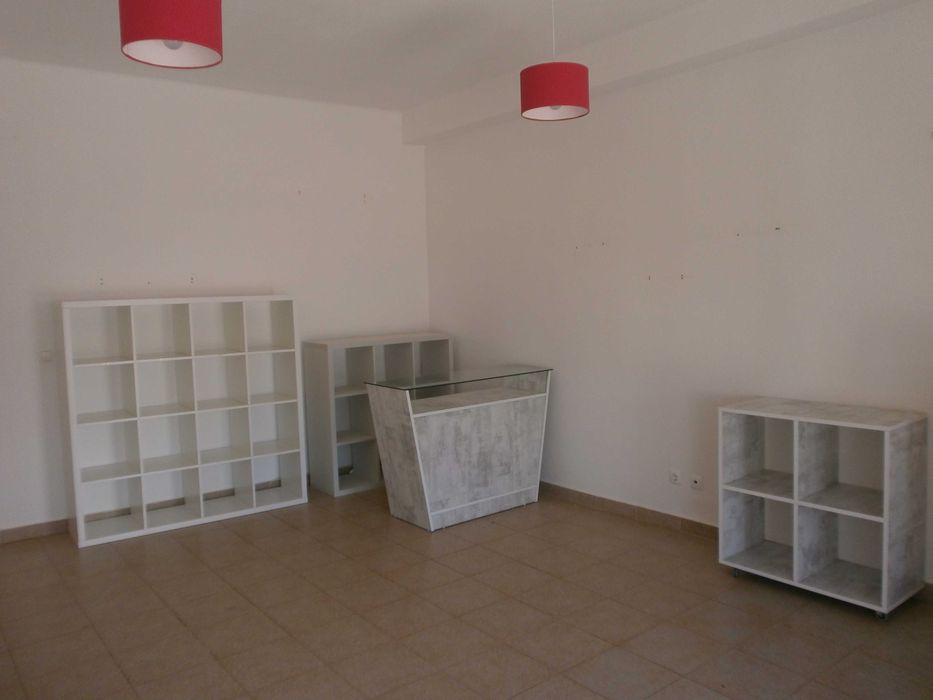 Casa no Magoito. Para serviços.