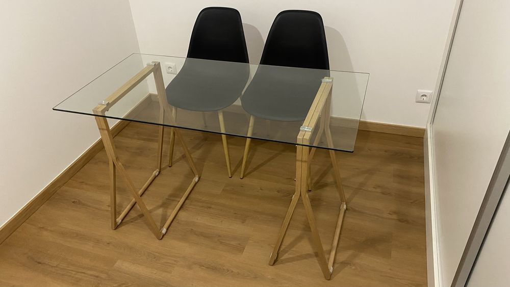 Mesa com duas cadeiras!