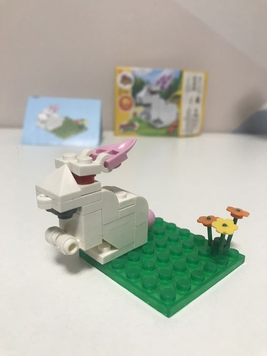 Лего зайчик на поляні