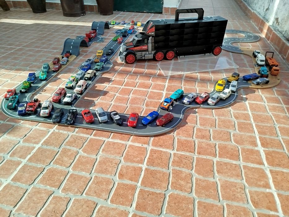Diversos carros Hotweels