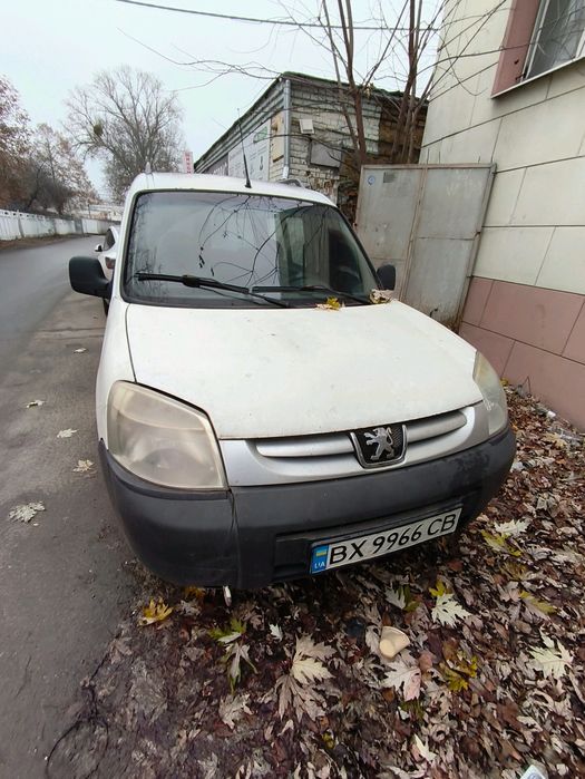 Ціна понизу ринка. Фото стану авто  там треба варити пороги заїхати до електрика подивитися на підйомники  але в цілому машина їде заводиться з полуоберта. Двигун працює рівно тільки недавно після капіталки торг біля авто. Авто Пежо Партнер  об'єм двигуна 1,4 газ бензин. 2005 року Ціна 2700 доларів або по курсу НБУ