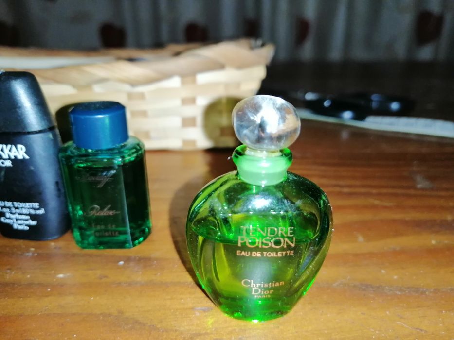 Golas em lã e perfumes miniaturas