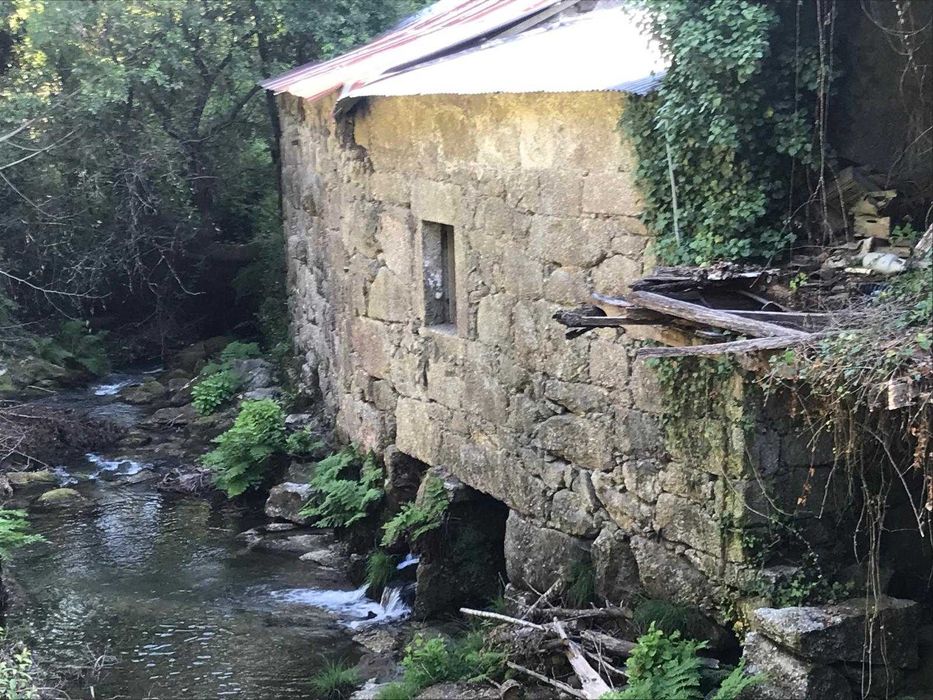 Moinho e Casa em Pedra para Restauro | Frente Rio | Valdreu – Vila Verde