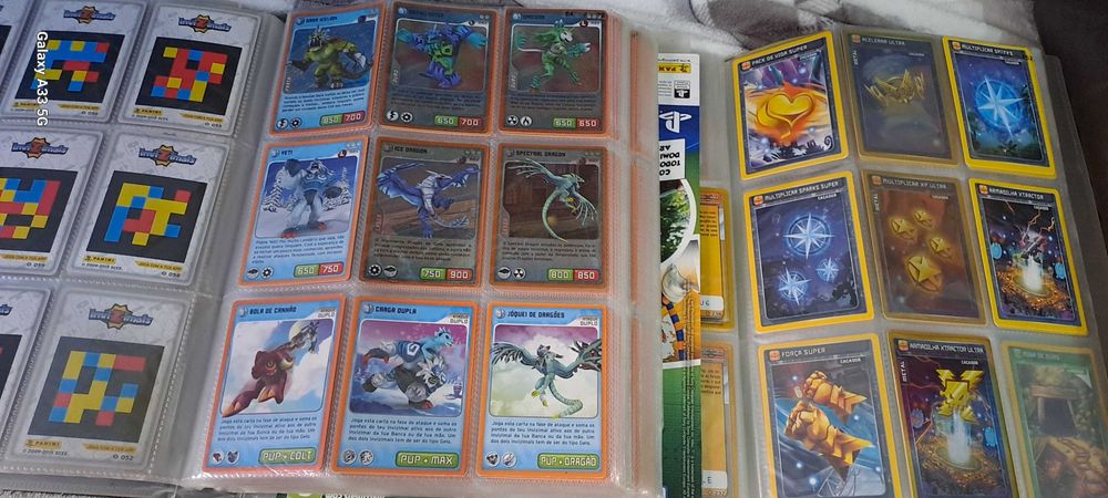 Cadernetas Invizimals com mais de 400 cartas