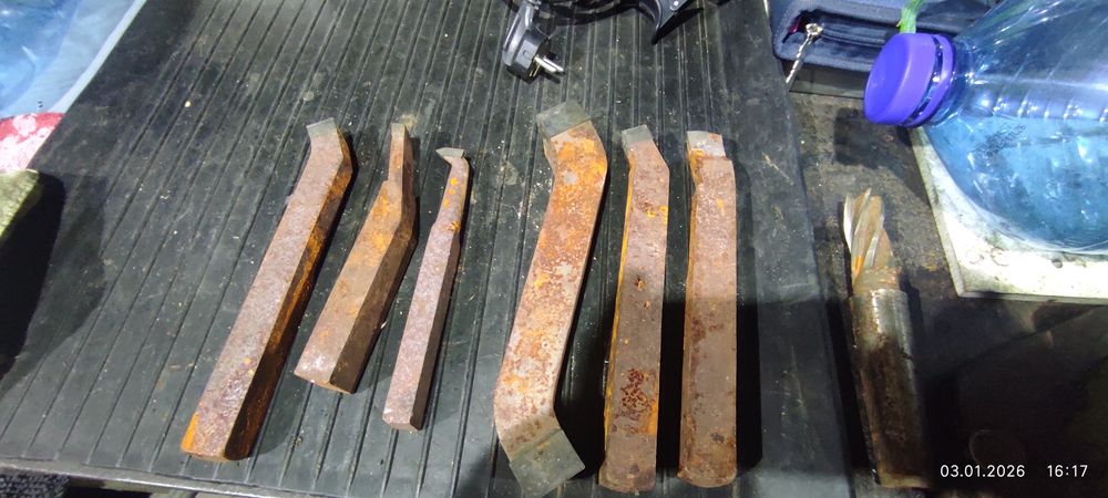 Резцы для токарного станка, фреза, метчик