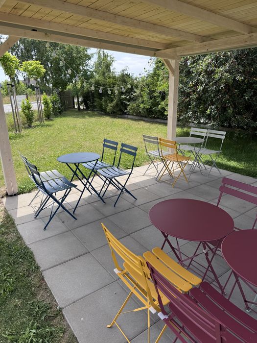 Ogródek letni krzesła ogrodowe metalowe krzesło stolik stół kawiarnia