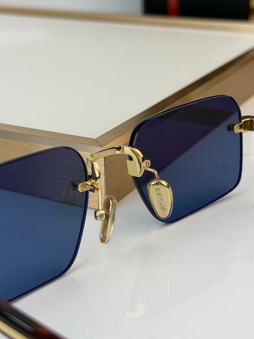 Жіночі сонцезахисні окуляри Prada Прада чорні з золотом