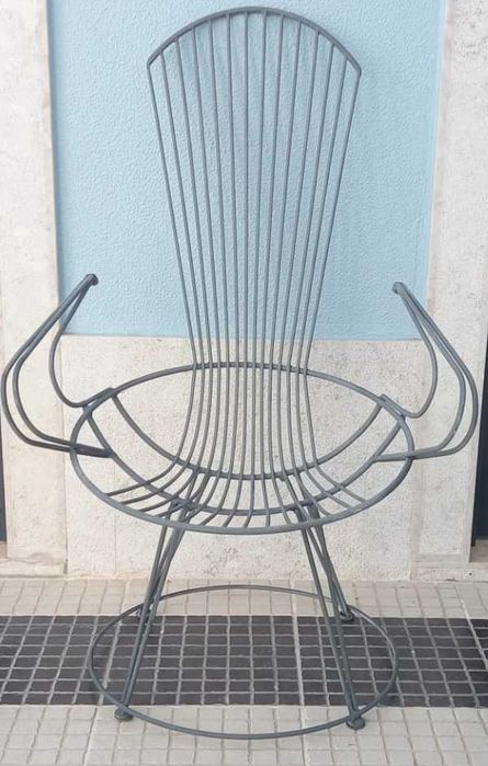 6 cadeiras e 1 mesa artesanais, modelos únicos