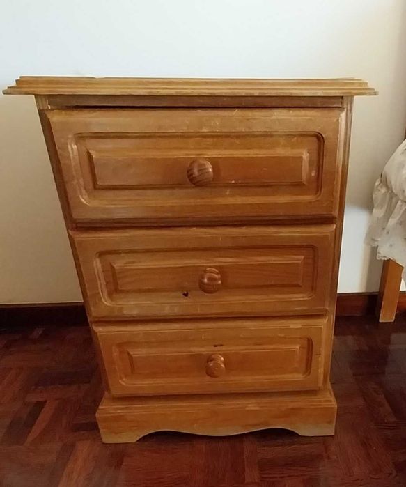 Quarto individual- cama, escrivaninha, roupeiro, cadeira e m.cabeceira