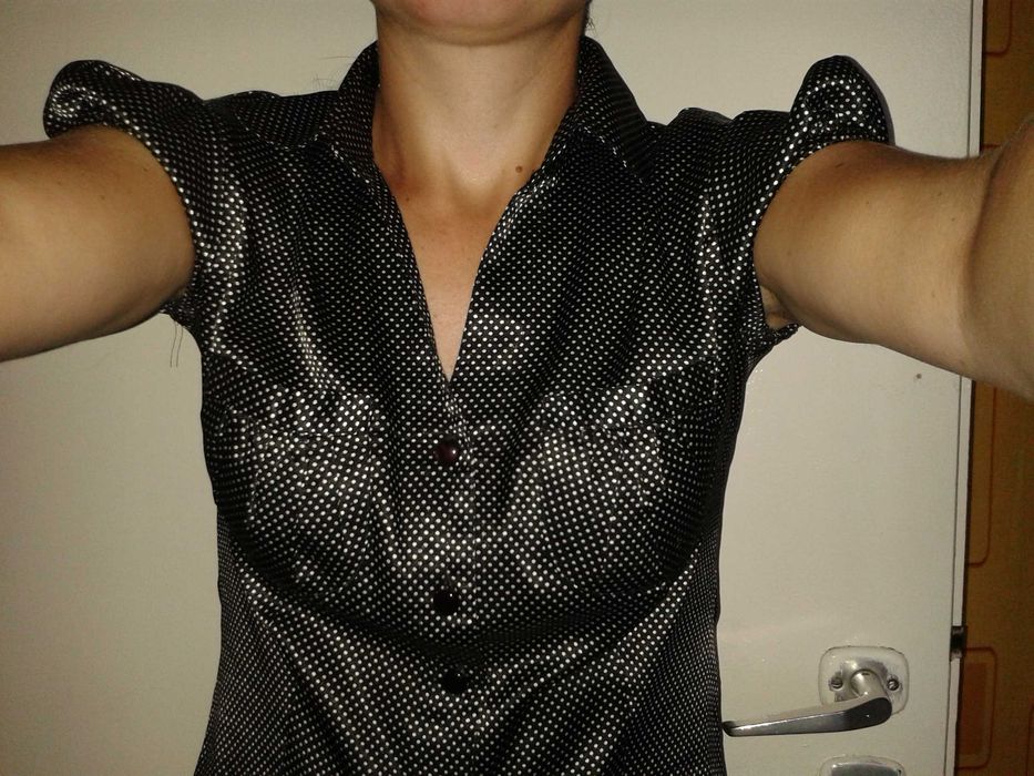 Lekka bluzka koszula wizytowa czarna atłasowa w drobne kropki groszki