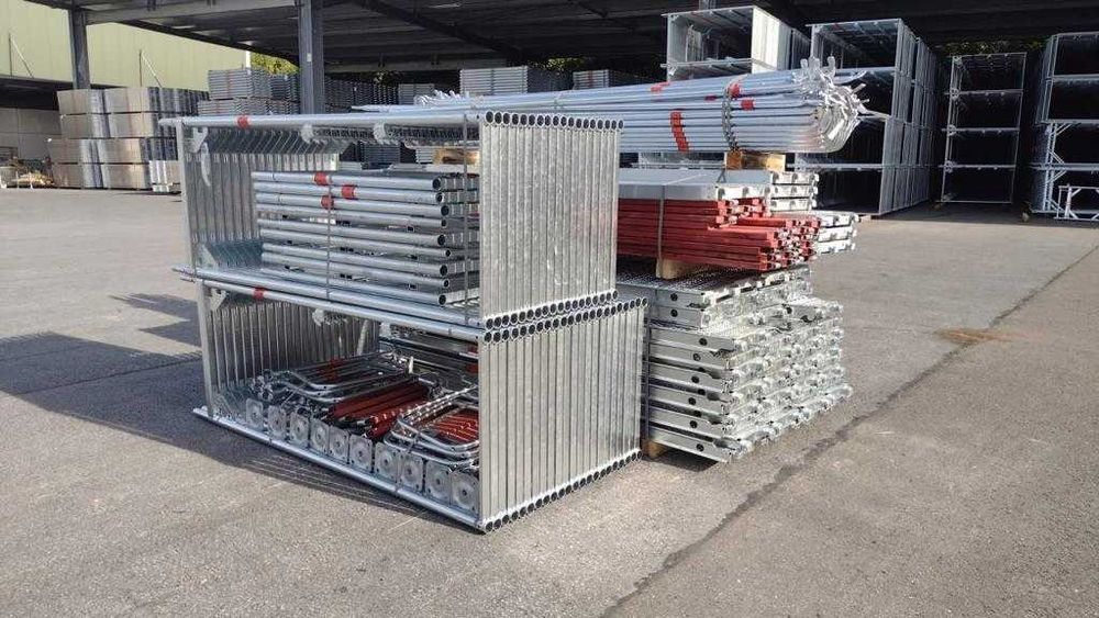Nowe rusztowanie stalowe, typ Baumann z podestami roboczymi alu-sklejka 3,07 m 10,4 m x 9,21 m = 95 m 2