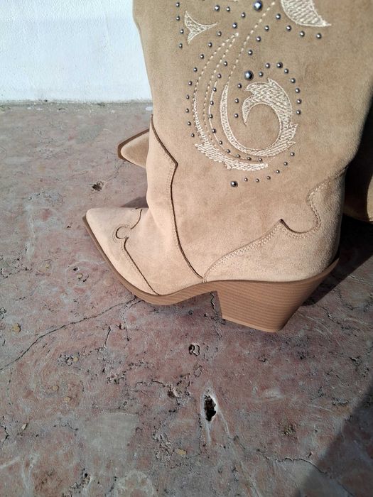 Vestido Zara,com bota Breskha.