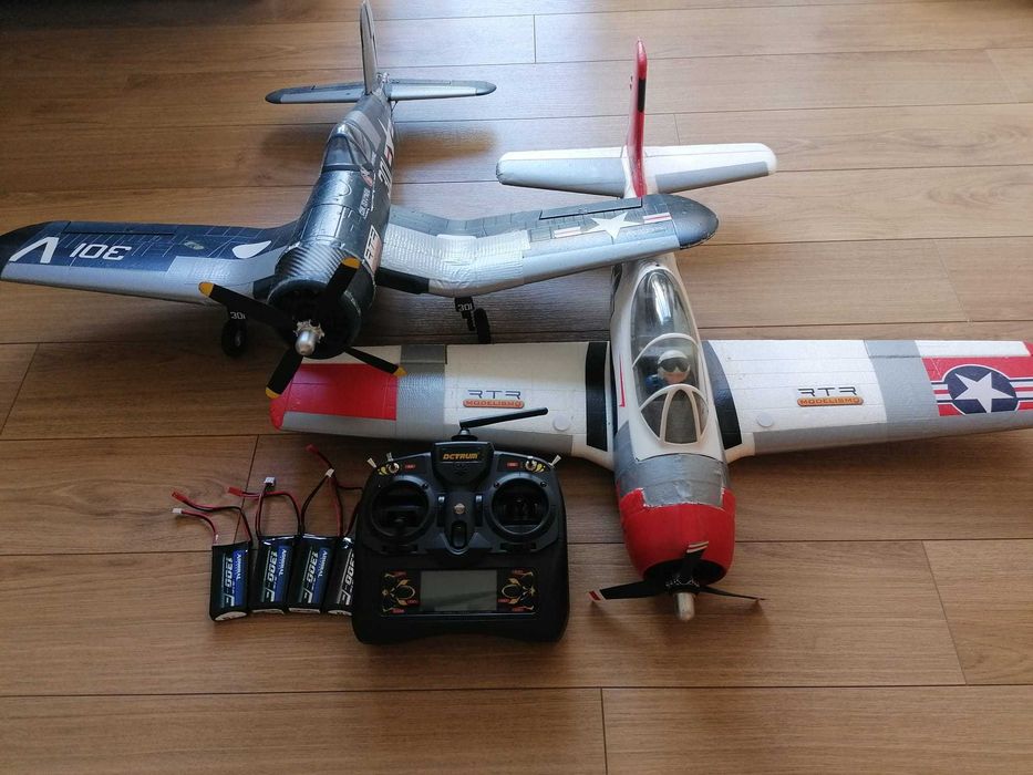 Lote Aeromodelismo RC - 2 Aviões Warbirds + Comando + Recetor + 4 Baterias e Carregador