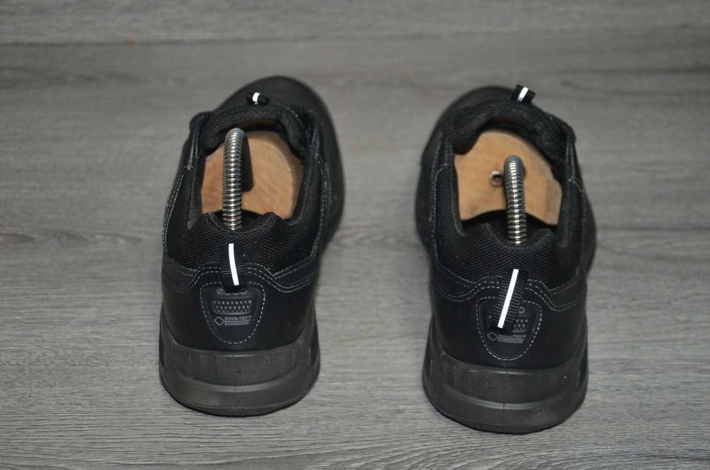 Продам кросівки шкіряні Фірма ECCO.