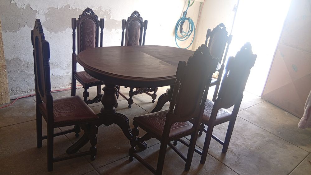 Vendo uma mesa rústica e bom estado de conservação com seis cadeiras
