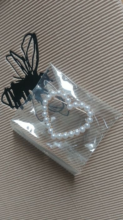 Broszka serce perły złoty serduszko perełki biała agrafka