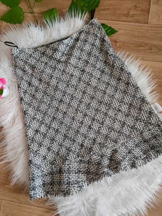 Zimowa elegancja – ciepła spódniczka midi na chłodne dni